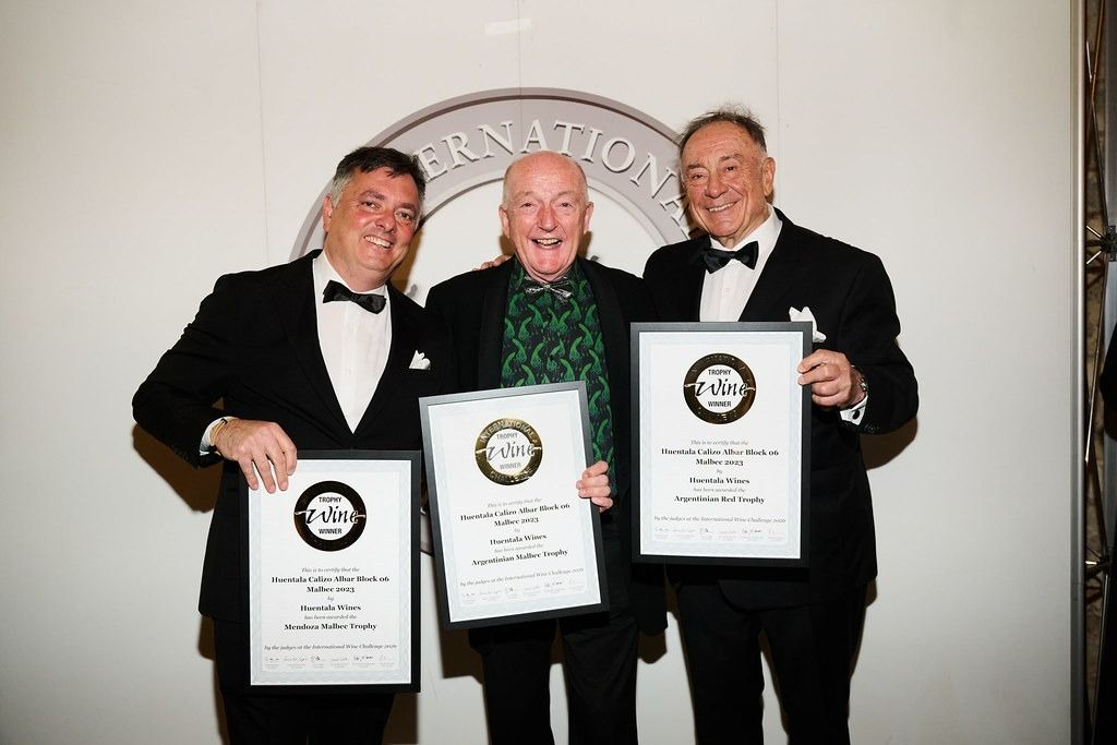 Julio Camsen e o Pepe Morales com o prêmio recebido em Londres.